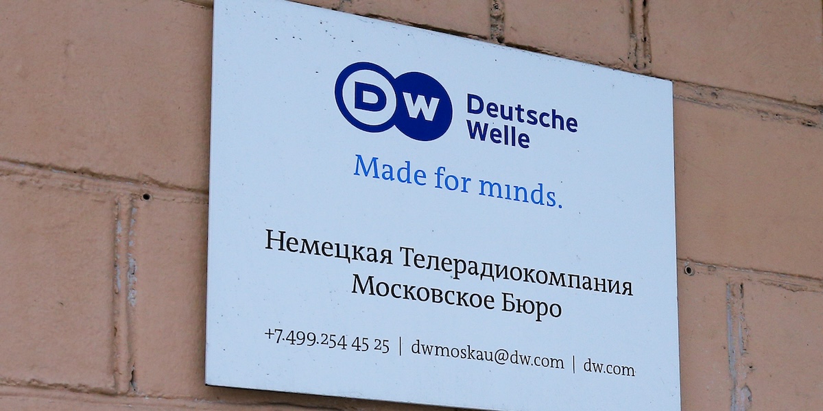 Un'insegna di Deutsche Welle sulla parete di un edificio di Mosca, in Russia (AP Photo/Alexander Zemlianichenko Jr)