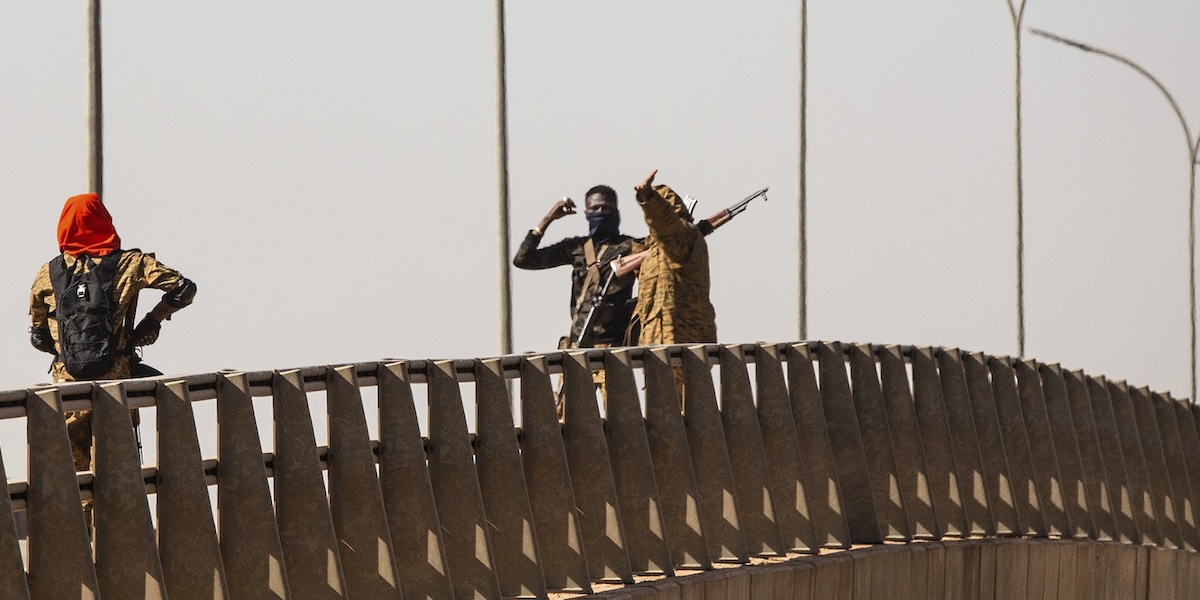 Due soldati a Ouagadougou, la capitale del Burkina Faso, nel 2022 (AP Photo/Sophie Garcia)