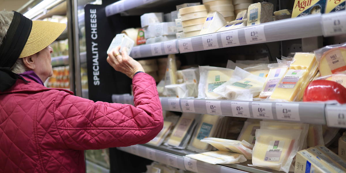 Una donna guarda dei prodotti in un supermercato