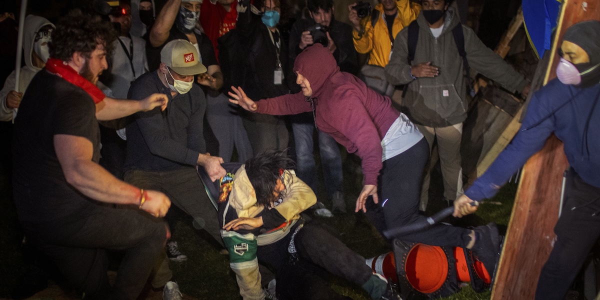 Gli scontri al campus di UCLA (AP Photo/Ethan Swope)