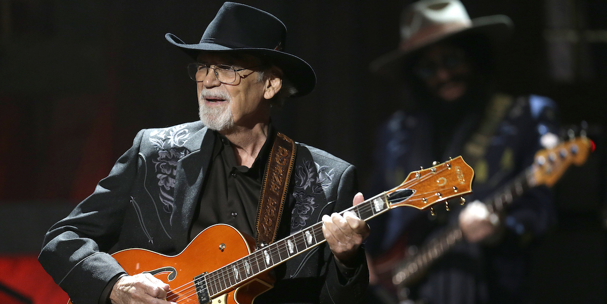 Duane Eddy nel 2013 (AP Photo/Mark Humphrey)