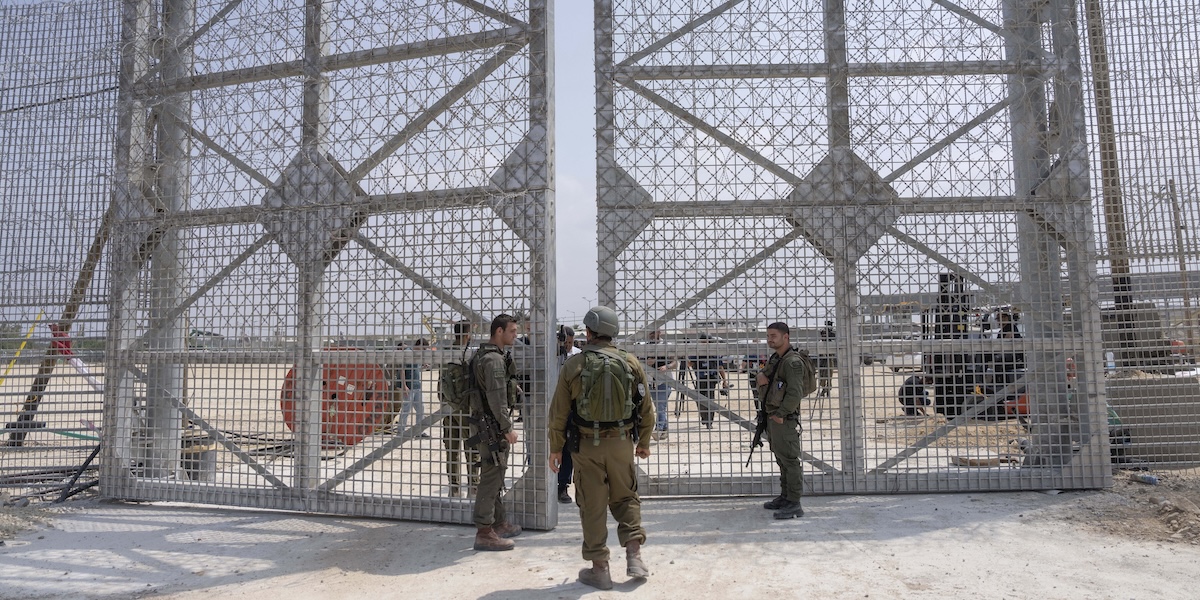 Soldati israeliani nei pressi del varco di Erez (AP Photo/Ohad Zwigenberg)