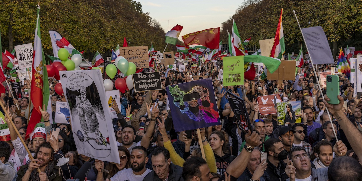 Una protesta a sostegno delle donne iraniane a Berlino, nell'ottobre del 2022 (Maja Hitij/Getty Images)