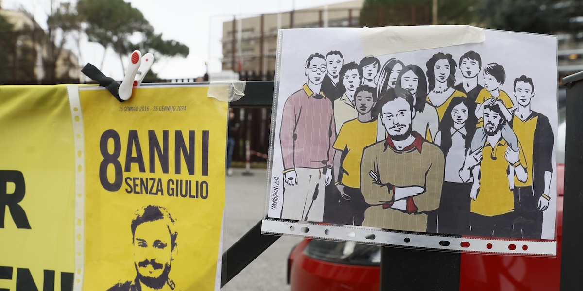 Cartelli con alcuni disegni di Regeni appesi fuori dal tribunale a Roma