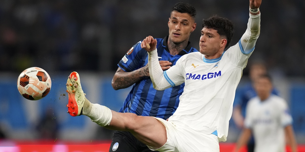 Gianluca Scamacca dell'Atalanta e Leonardo Balerdi dell'Olympique Marsiglia durante la partita di giovedì sera