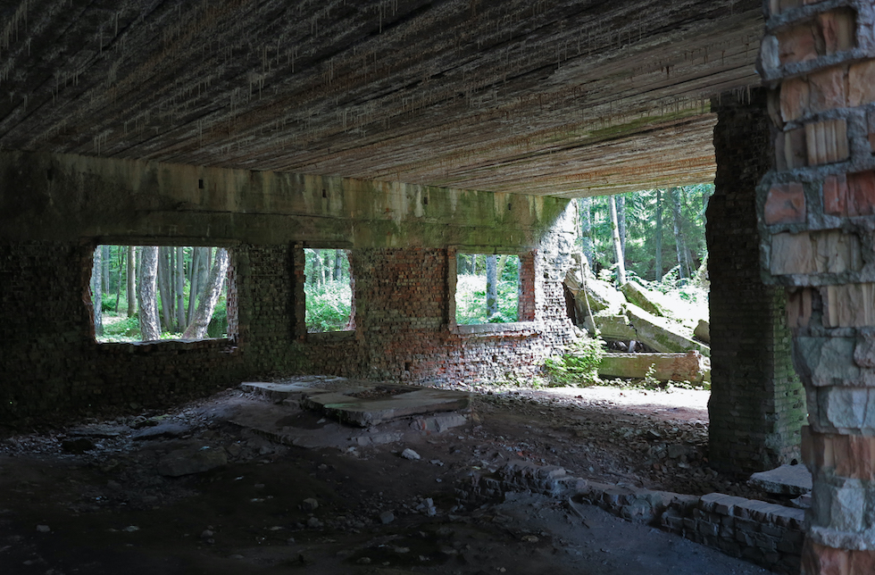 Uno dei bunker della Tana del lupo, in Polonia (Ansa)