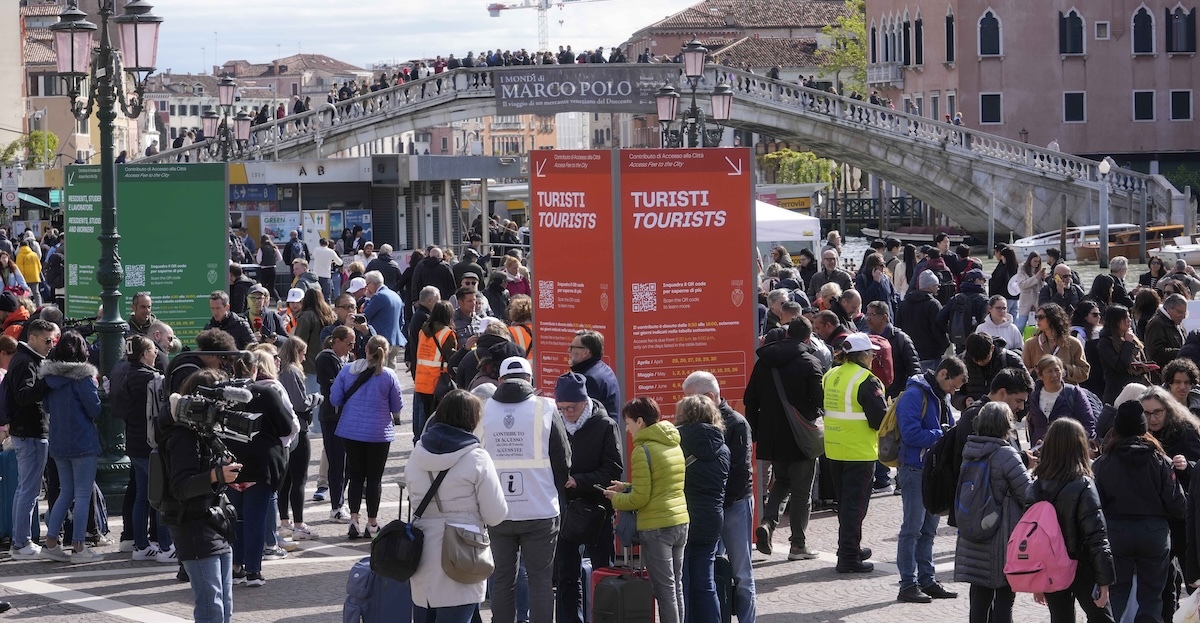 Foto di turisti a Venezia per i controlli all'ingresso