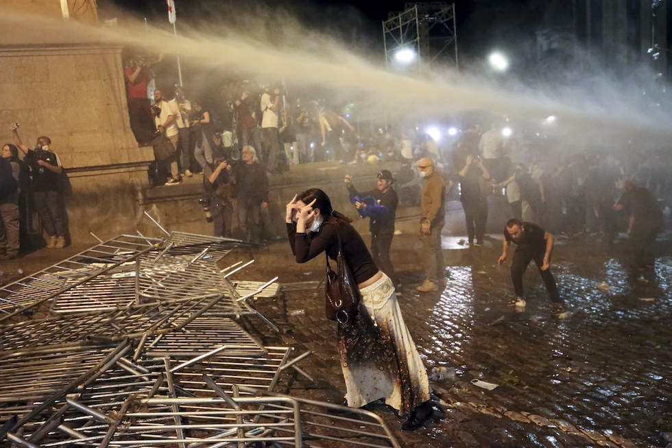 Manifestazioni contro la legge sugli “agenti stranieri” a Tbilisi