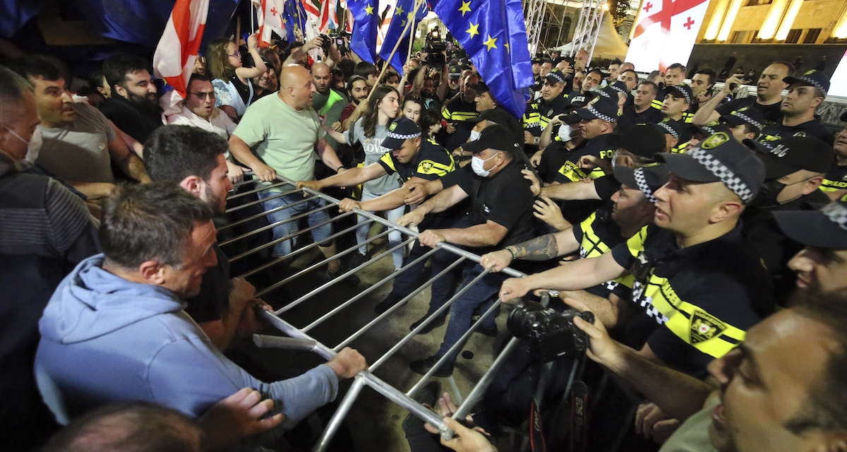 Scontri tra manifestanti e polizia a Tbilisi