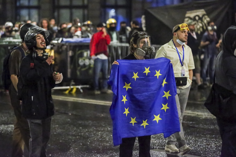 Una manifestante georgiana con la bandiera dell'Unione Europea