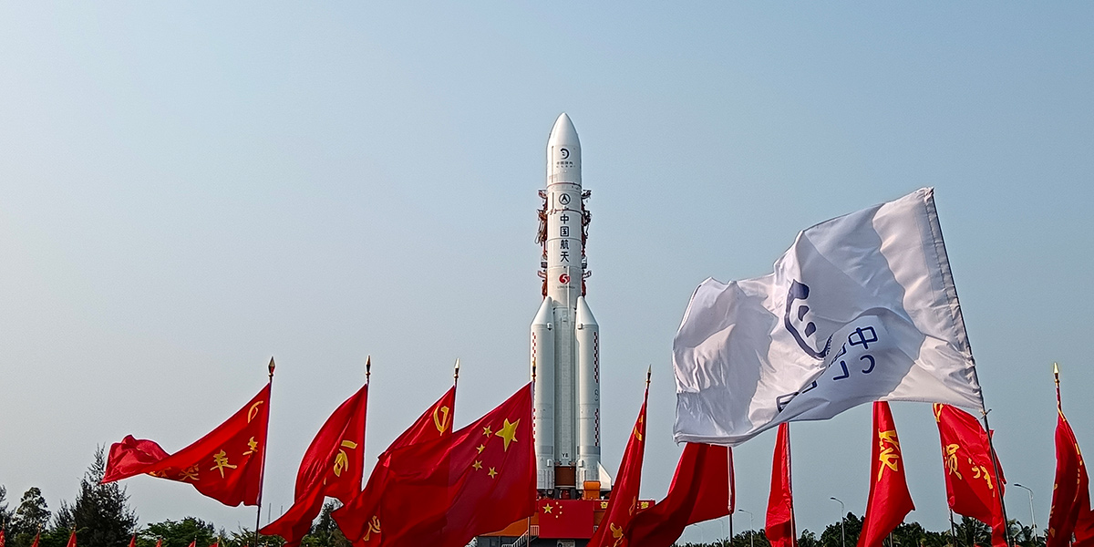 Preparazione del razzo Lunga Marcia 5 per il lancio della missione Chang'e 6 (Liu Fang/Xinhua via ZUMA Press)