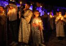 Due chierichetti partecipano a una tradizionale processione per il Venerdì santo della Chiesa ortodossa (AP Photo/Thanassis Stavrakis)