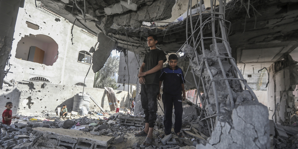 Una casa distrutta nei bombardamenti israeliani a Rafah (AP Photo/Ismael Abu Dayyah)