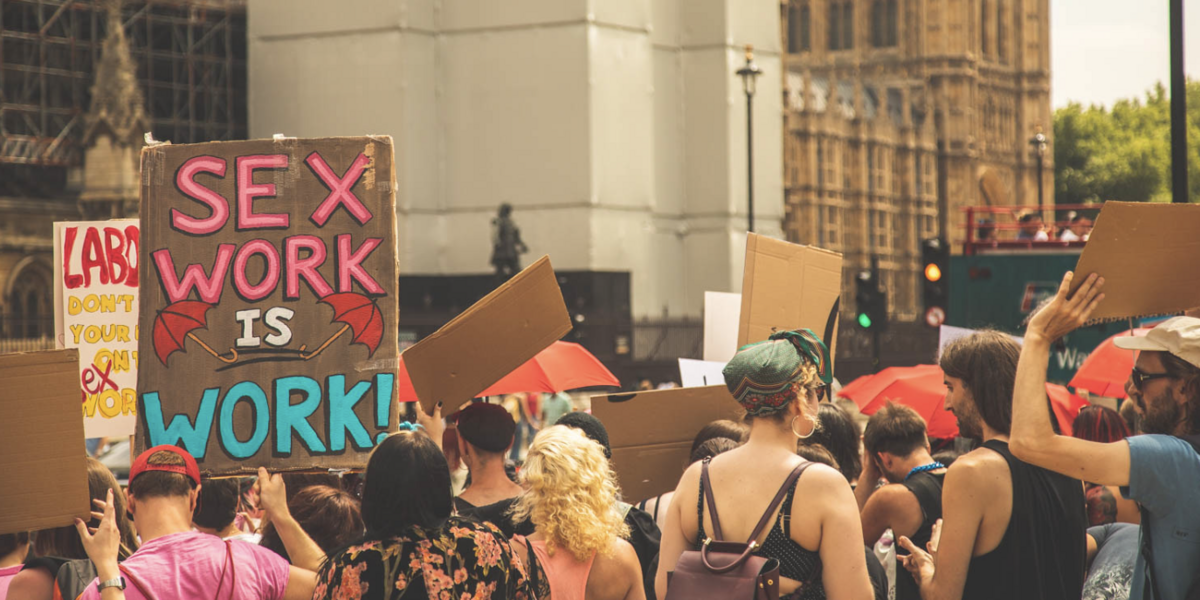 Una manifestazione a favore dei diritti dei e delle sex worker a Londra nel 2018 (Juno Mac/Flickr)