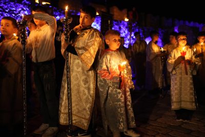 Due chierichetti partecipano a una tradizionale processione per il Venerdì santo della Chiesa ortodossa (AP Photo/Thanassis Stavrakis)