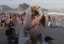 Un fan di Madonna aspetta l'inizio del concerto gratuito organizzato dalla cantante sulla spiaggia di Copacabana per celebrare la fine del suo The Celebration Tour. La foto è di sabato. (AP Photo/Bruna Prado)