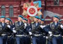 Militari russi partecipano alle prove generali della parata militare per il Giorno della Vittoria, l'anniversario della resa incondizionata della Germania nazista durante la seconda guerra mondiale (EPA/YURI KOCHETKOV)