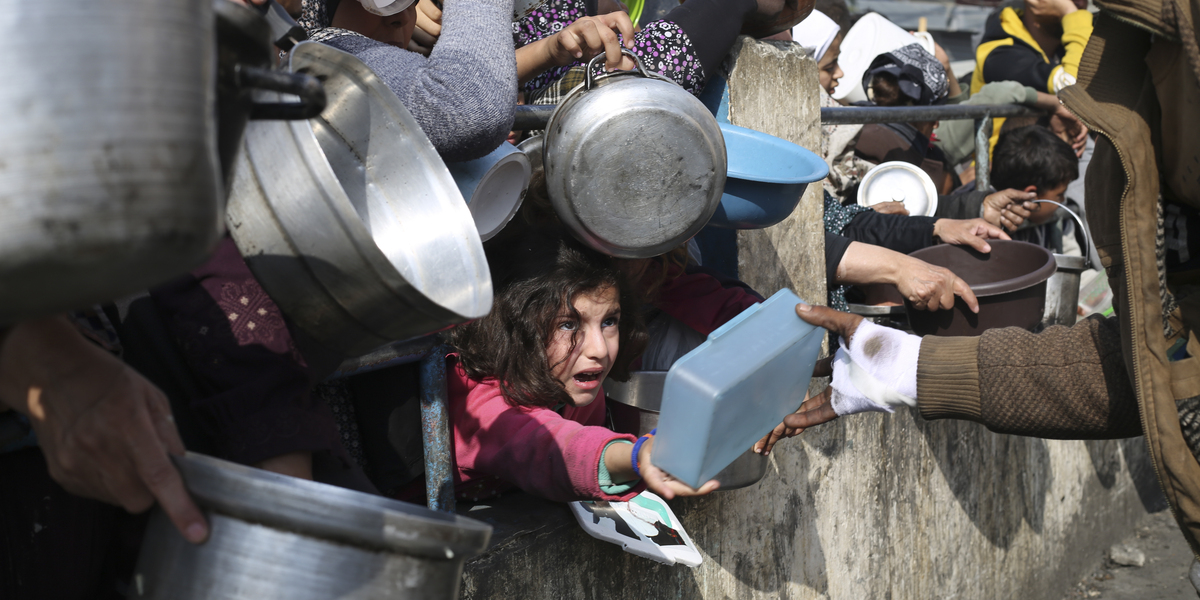 Una bambina in fila per ottenere cibo a Rafah, 3 maggio (AP Photo/Hatem Ali, File)