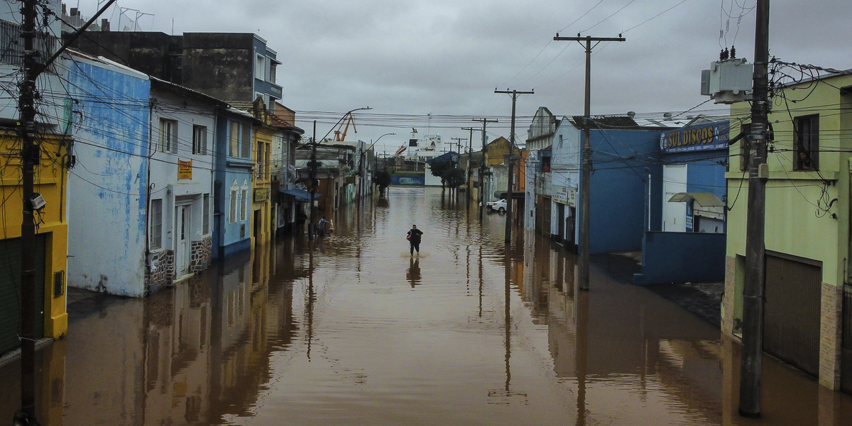 Un uomo percorre una strada inondata nella città di Porto Alegre, il 3 maggio
(AP Photo/Carlos Macedo)