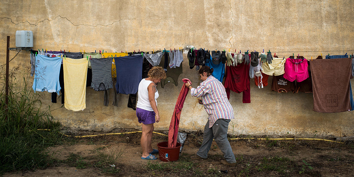 Isabel Maria Garcia e Laura Rodriguez stendono vestiti a Perpignan, in Francia, dopo avere lavorato alla raccolta dell'uva, agosto 2014 (David Ramos/Getty Images)