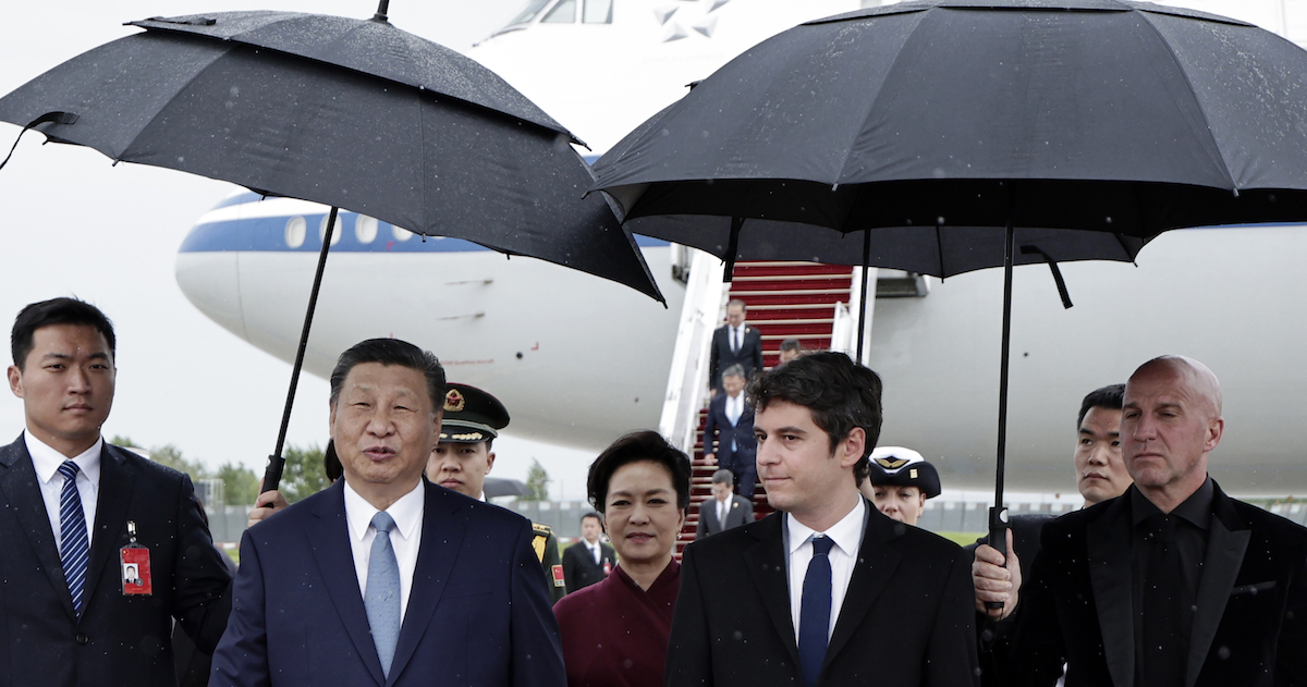 il presidente cinese Xi Jinping e sua moglie Peng Liyuan con il primo ministro francese Gabriel Attal all'aeroporto di Parigi