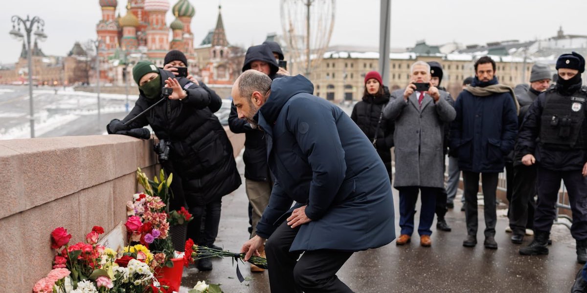L'incaricato d'affari Pietro Sferra Carini depone dei fiori sul memoriale del dissidente russo Boris Nemtsov, a Mosca, il 27 febbraio 2024 (foto dal profilo X dell'Ambasciata italiana in Russia)