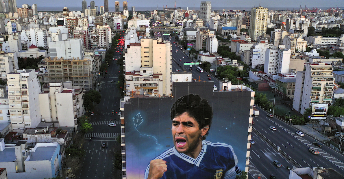 Un gigantesco murale di Diego Armando Maradona dopo il gol ai Mondiali USA '94 dell'artista Martin Ron a Buenos Aires, Argentina (Gustavo Garello/Getty Images)