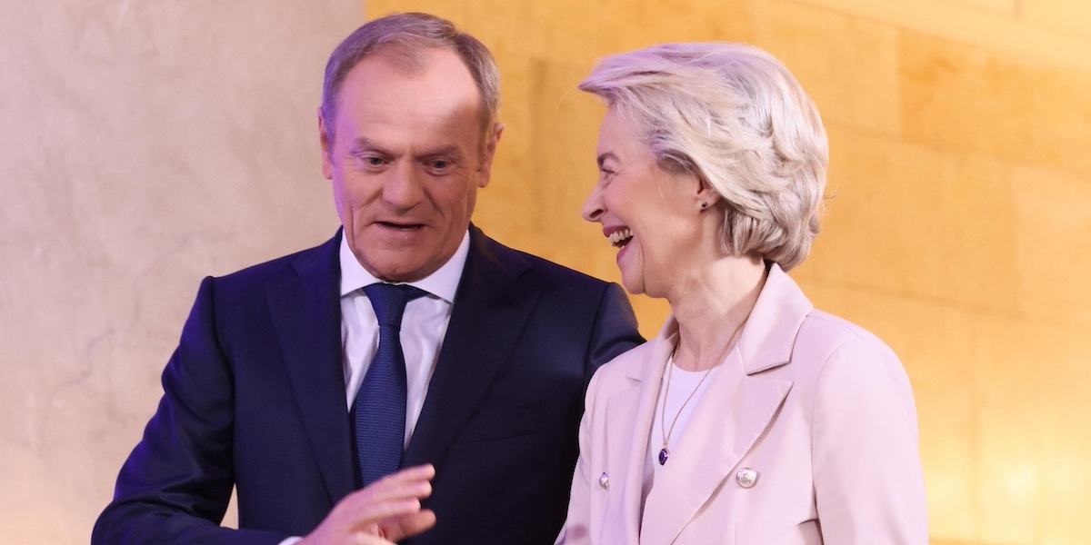 Il primo ministro polacco Donald Tusk e la presidente della Commissione europea Ursula von der Leyen