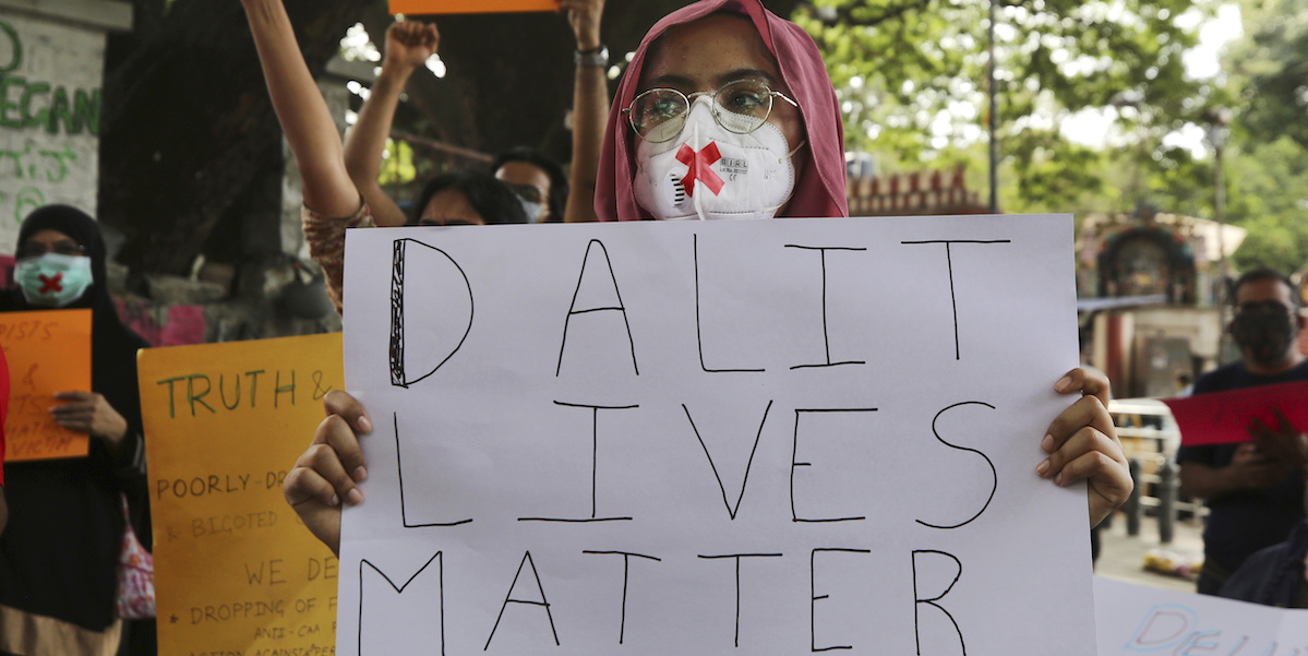 Protesta contro il femminicidio di una donna Dalit. Secondo le organizzazioni per i diritti umani, le donne Dalit sono particolarmente vulnerabili alle discriminazioni e alla violenza sessuale. Bangalore, India, 4 ottobre 2020 (AP Photo/Aijaz Rahi)