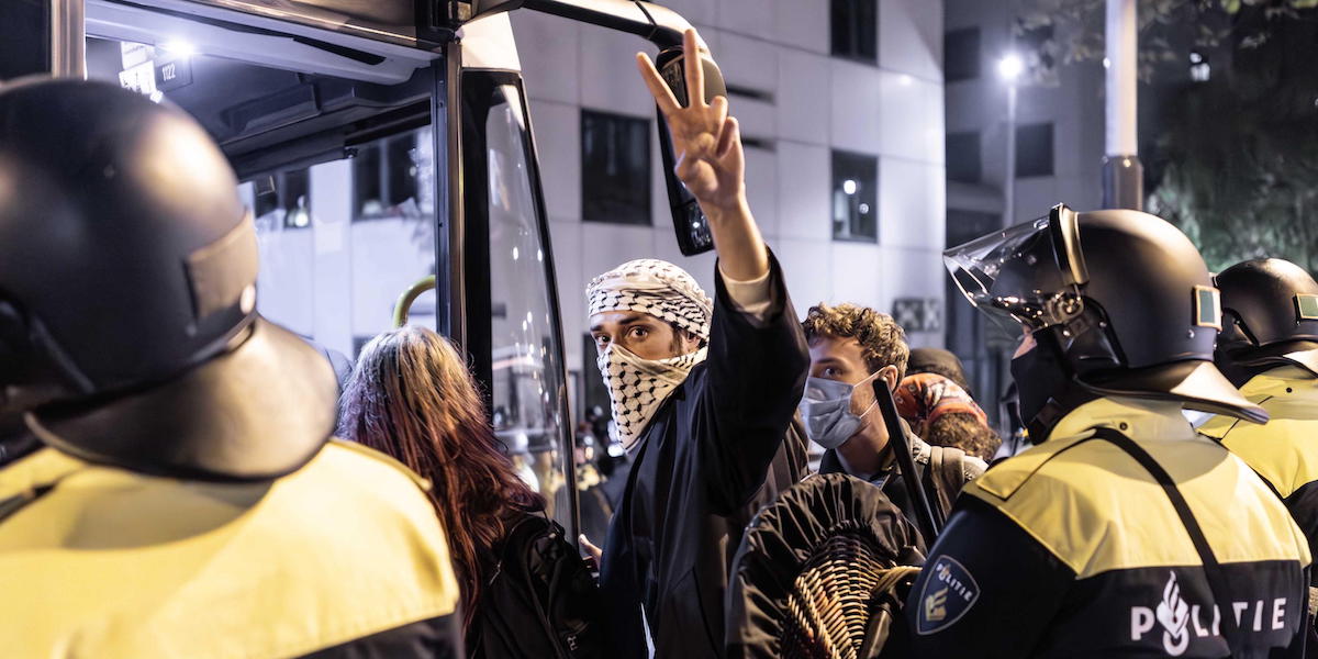 Un manifestante arrestato davanti alla University of Amsterdam (UvA) durante le proteste contro la guerra a Gaza