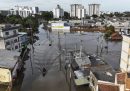 Una barca in una zona allagata nello stato di Rio Grande do Sul, dove le alluvioni degli ultimi giorni hanno provocato decine di morti