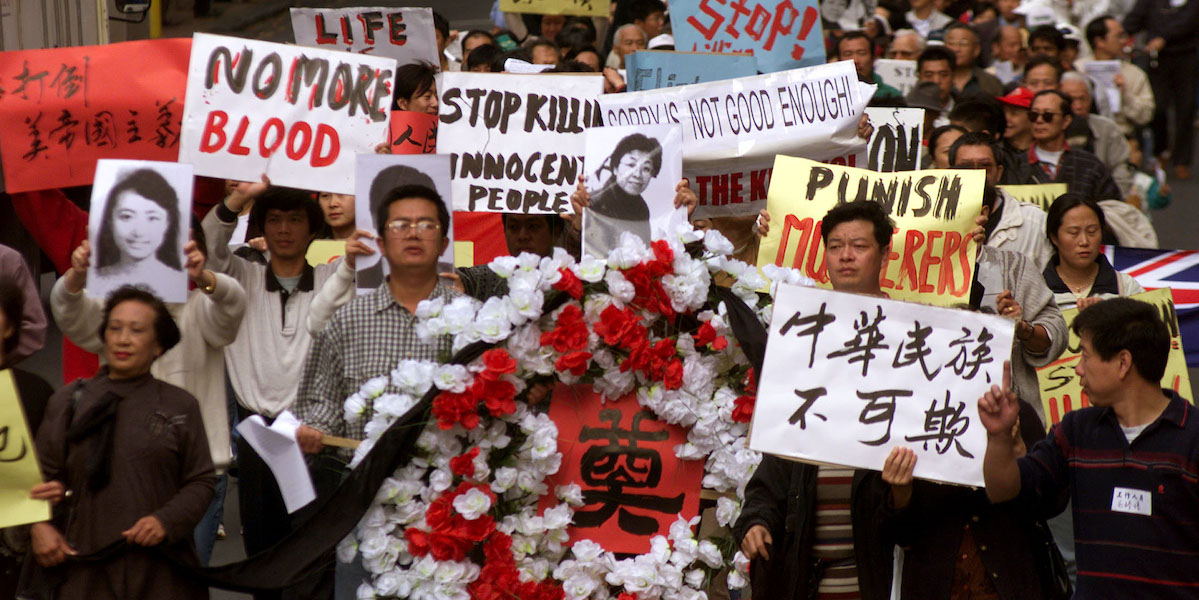 La comunità cinese di Auckland, in Nuova Zelanda, protesta per il bombardamento dell'ambasciata cinese a Belgrado, 13 maggio 1999 (Phil Walter/Getty Images)