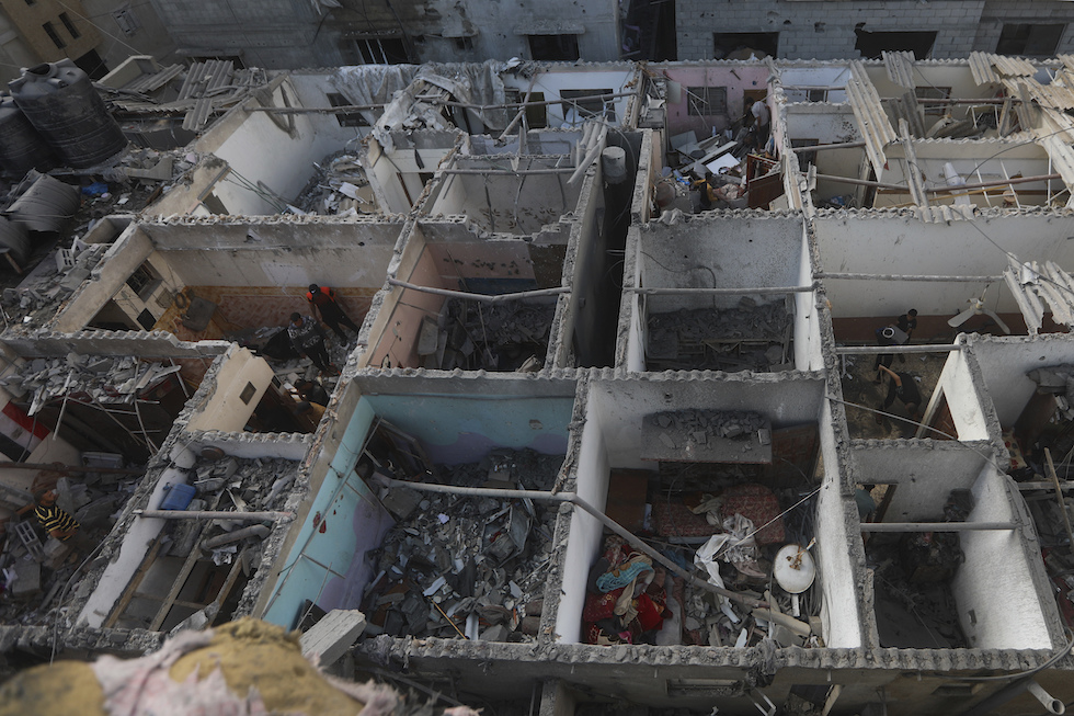 Edifici residenziali distrutti da un bombardamento israeliano a Rafah