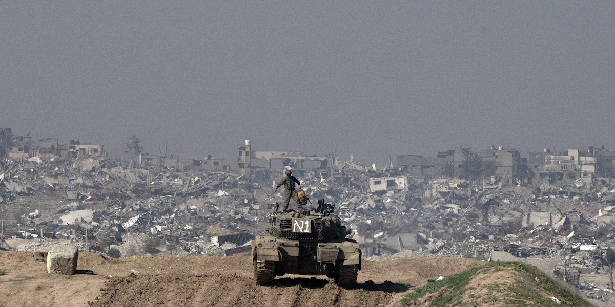 Un soldato israeliano osserva la Striscia di Gaza da una collina nel sud di Israele (AP Photo/Maya Alleruzzo)