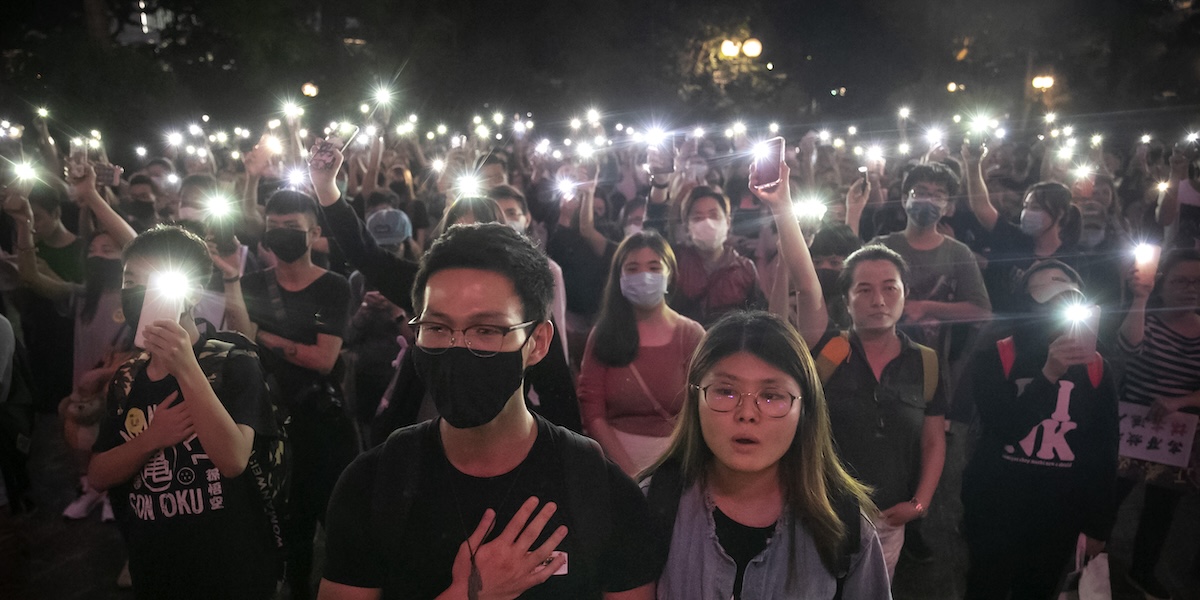 Manifestanti per la democrazia cantano "Glory to Hong Kong", nel 2019