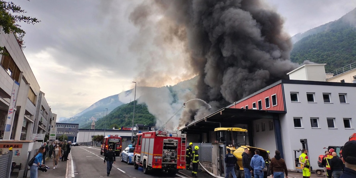 A Bolzano si è sviluppato un grosso incendio nella sede dell’azienda di tecnologie elettroniche Alpitronic