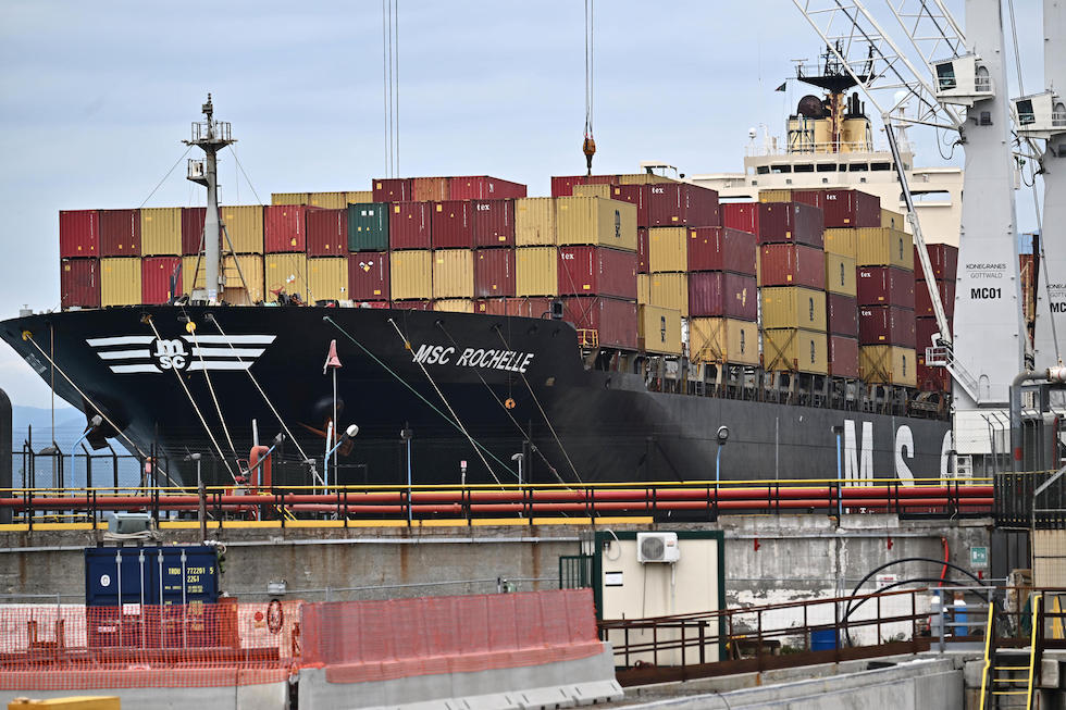 Una nave portacontainer nel porto di Genova 