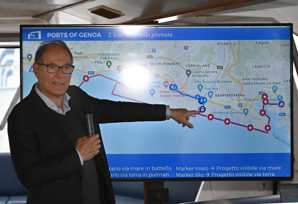 Paolo Emilio Signorini mentre spiega alcuni lavori relativi alla nuova diga foranea del porto di Genova