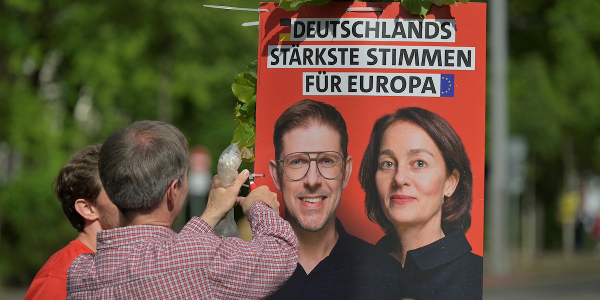 Un manifesto elettorale di Matthias Ecke affisso a Dresda (REUTERS/Matthias Rietschel)