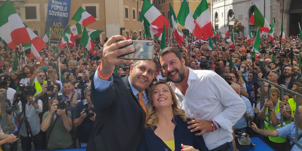 Giovanni Toti con Giorgia Meloni e Matteo Salvini durante una manifestazione a Roma, il 9 settembre 2019 (foto dal profilo Facebook di Meloni)