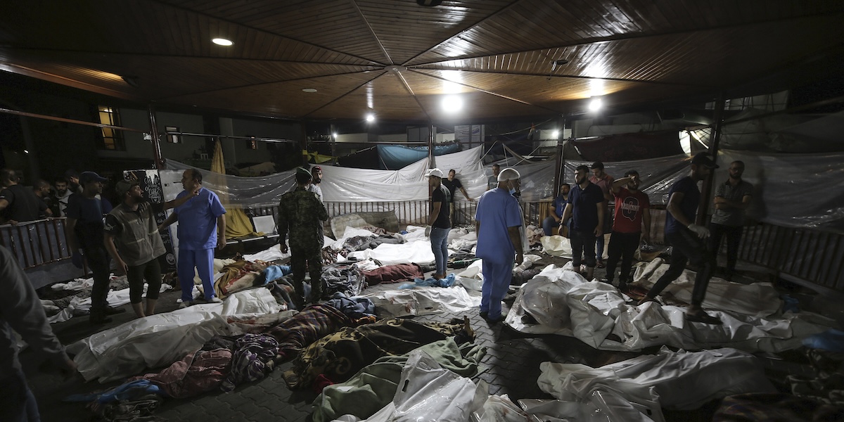 Corpi di persone palestinesi uccise nei bombardamenti israeliani all'ospedale di al Shifa, il 27 ottobre 2023