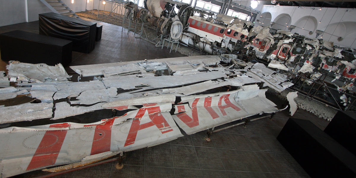 Un pezzo dell'aereo precipitato a Ustica su cui si legge la scritta ITAVIA