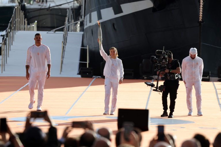 La fiamma olimpica è arrivata in Francia, a Marsiglia Il Post