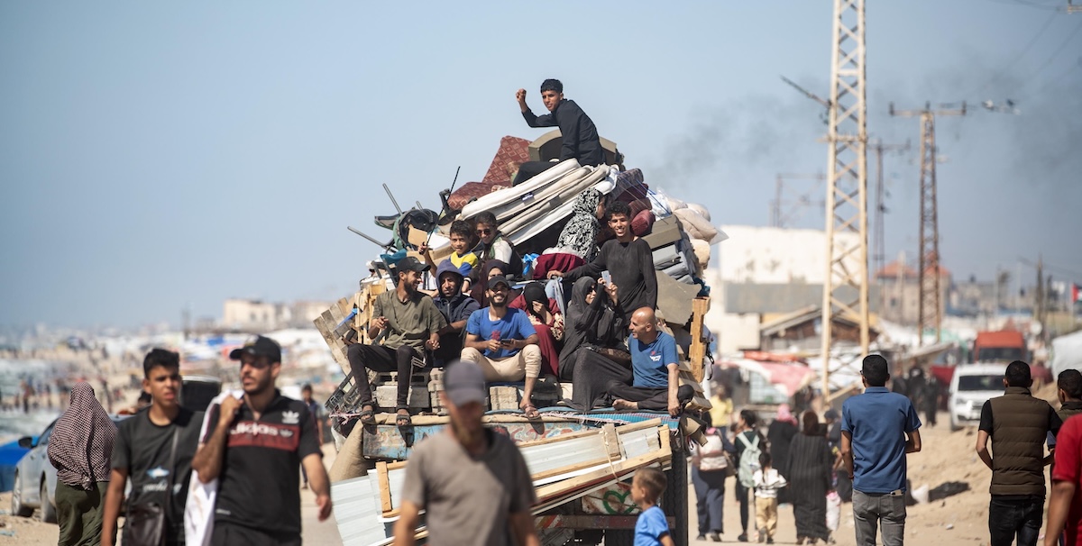 Civili palestinesi mentre lasciano Rafah