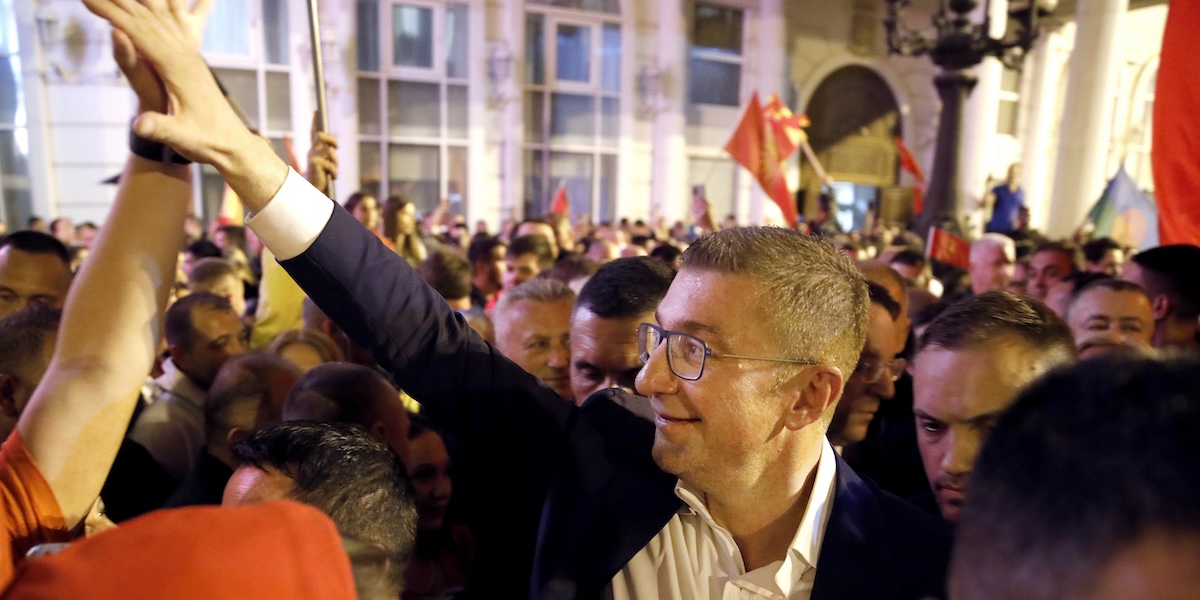 Hristijan Mickoski, leader del partito di centrodestra VMRO-DPMNE, saluta i suoi sostenitori dopo aver rivendicato la vittoria alle elezioni di mercoledì. Skopje, Macedonia del Nord, 8 maggio