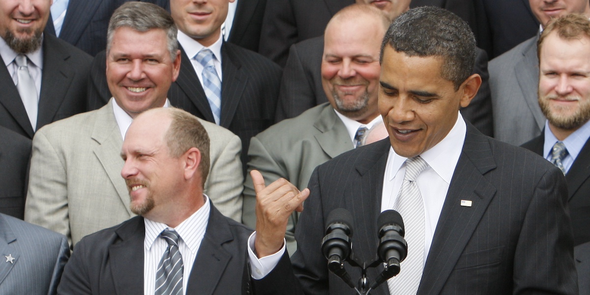 L'ex presidente statunitense Barack Obama, nato alle Hawaii, fa lo shaka nel 2009 (AP Photo/Charles Dharapak, File)