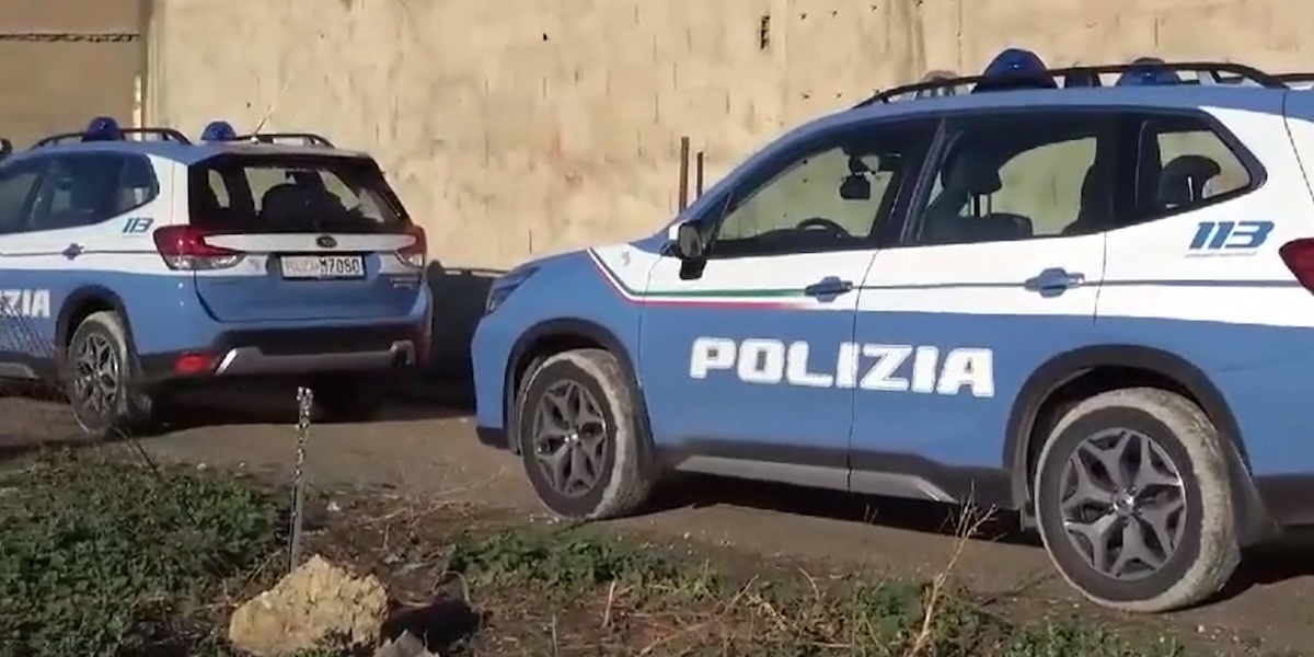 Due automobili della Polizia di Stato
