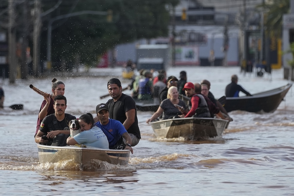 Una strada di Porto Alegre, con alcune imbarcazioni di volontari che assistono i residenti nelle operazioni di evacuazione