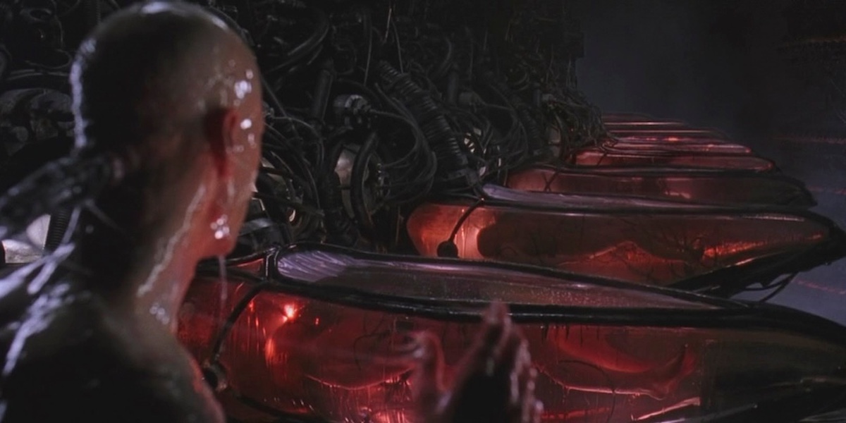 La scena del film Matrix in cui il protagonista si sveglia in una vasca di galleggiamento