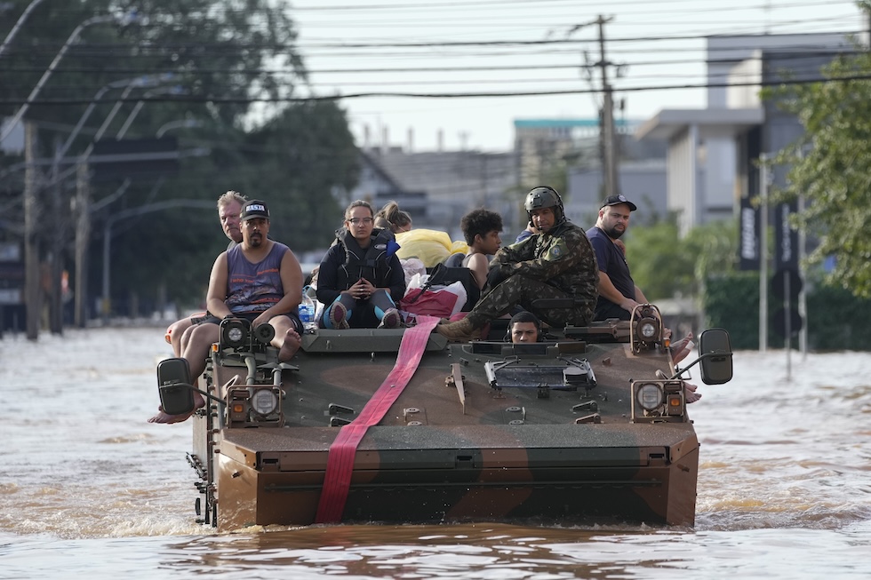 Un'evacuazione svolta con un mezzo militare a Porto Alegre 